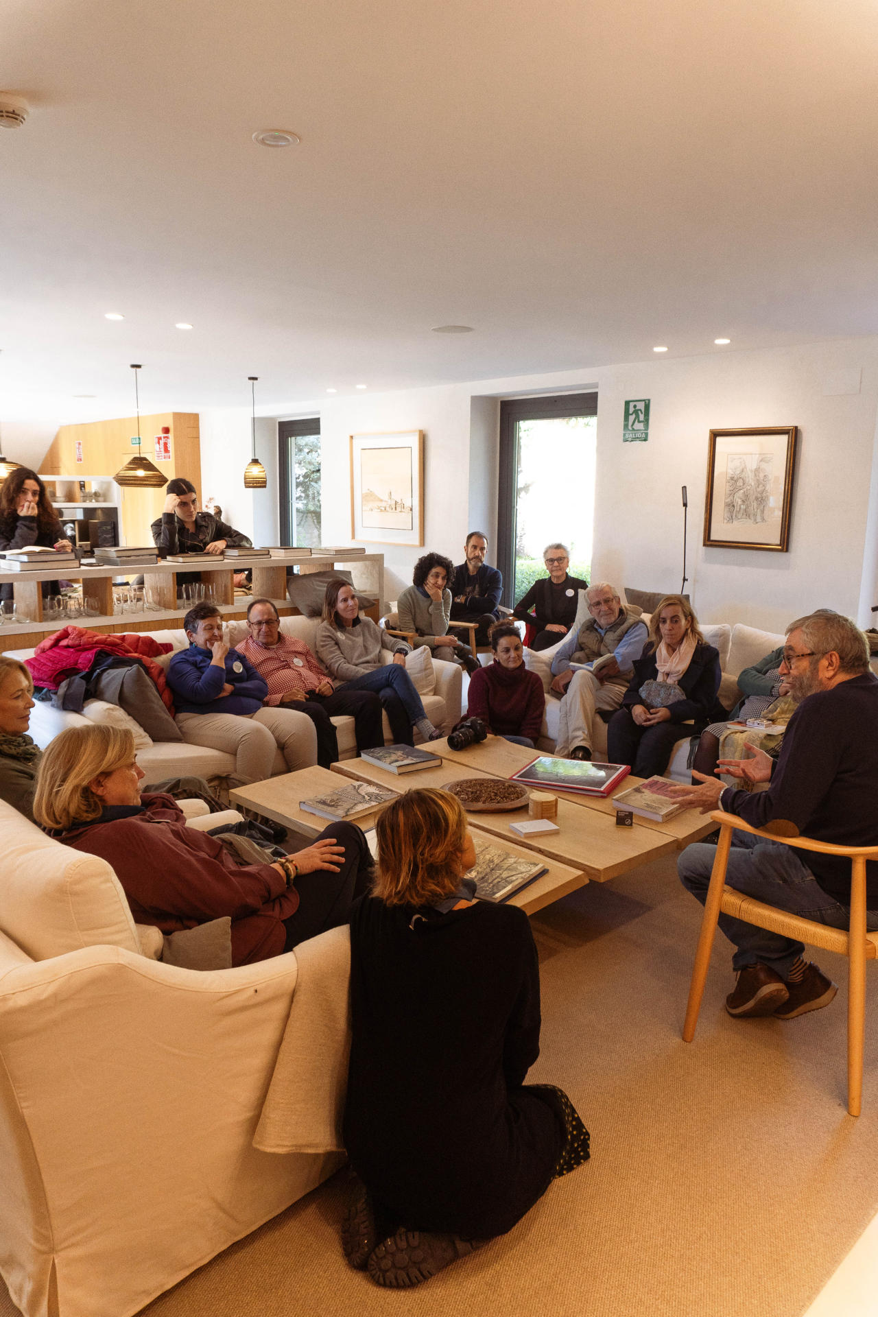 El escritor Antonio Muñoz Molina (d), en un retiro de lectura, "Remanso", en el municipio de Castrojeriz (Burgos). EFE/Remanso  / SOLO USO EDITORIAL/SOLO DISPONIBLE PARA ILUSTRAR LA NOTICIA QUE ACOMPAÑA
