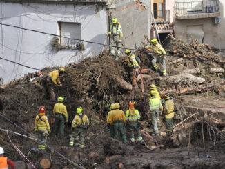 Servicios de emergencia trabajan en el punto más afectado por las inundaciones en Letur, este miércoles. EFE/ Manu