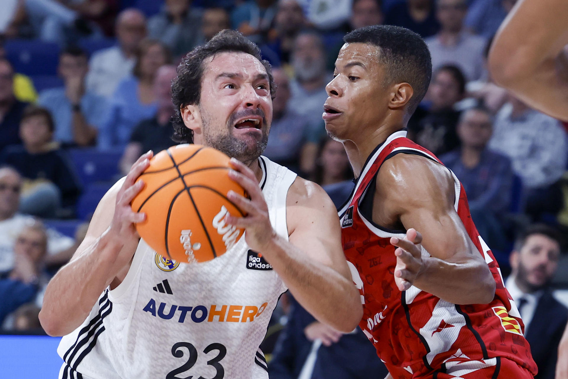 Trae Bell Haynes (d) del Casademont Zaragoza y Sergio Llull, del Real Madrid durante el partido de Liga Endesa de baloncesto disputado en el Wizink Center. EFE/ Javier Lizón
