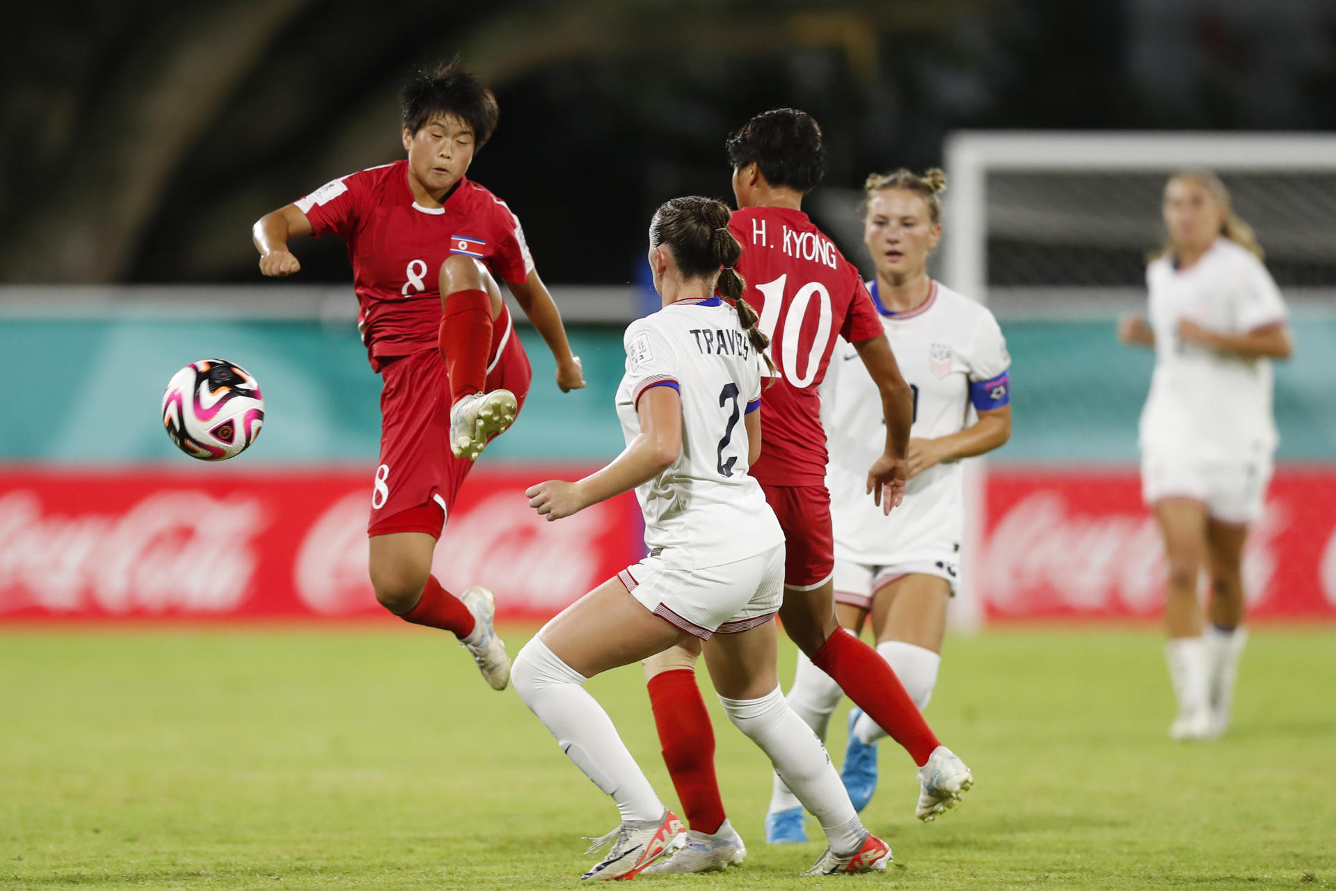 Jocelyn Travers (c) de Estados Unidos disputa un balón con Ryu-Gyong So (i) y Kyong Ho de Corea del Norte en un partido por la semifinal de la Copa Mundial Femenina sub-17. EFE/ Diana Sánchez
