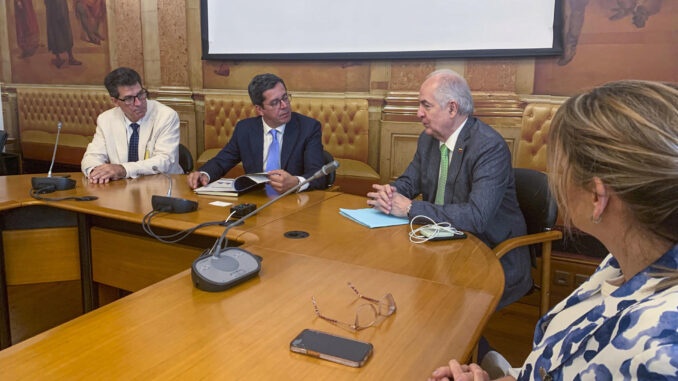 El exalcalde de Caracas Antonio Ledezma (d), el diputado socialista luso Paulo Rebelo (c) y José Antonio Vega (i), coordinador en España del comando de campaña de la líder opositora de Venezuela María Corina Machado y de González Urrutia, durante la reunión que mantuvieron este jueves en la Asamblea de la República (Parlamento) de Portugal. EFE/Susana Samhan
