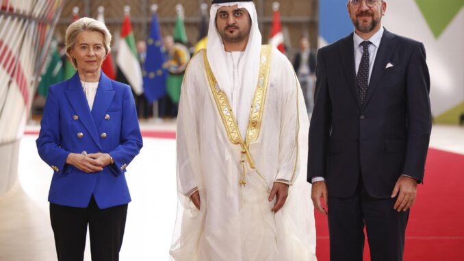 El presidente del Consejo Europeo, Charles Michel (d), y la presidenta de la Comisión Europea, Ursula von der Leyen (i), dan la bienvenida al primer ministro de los Emiratos Árabes Unidos, el jeque Maktoum bin Mohammed bin Rashid Al Maktoum, en la cumbre UE-Consejo de Cooperación del Golfo (CCG) en Bruselas, Bélgica, el 16 de octubre de 2024. Esta es la primera cumbre entre los líderes de la UE y el CCG, cuyo objetivo es desarrollar una asociación más estrecha. La Unión Europea es el segundo socio comercial más importante de los países del CCG, generando 170 000 millones de coronas en comercio en 2023; las importaciones de combustibles minerales representaron más del 75 % de las importaciones de la UE procedentes de los países del CCG. Desde 2020, las importaciones de combustible se han más que triplicado, principalmente debido al conflicto armado entre Rusia y Ucrania. (Bélgica, Rusia, Ucrania, Emiratos Árabes Unidos, Bruselas) EFE/EPA/JOHANNA GERON/PISCINA
