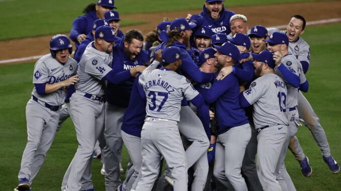 El pitcher de los Los Angeles Dodgers, Walker Buehler (C), es rodeado por sus compañeros de equipo para celebrar tras el último out contra los New York Yankees. EFE/EPA/CJ GUNTHER
