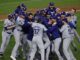 El pitcher de los Los Angeles Dodgers, Walker Buehler (C), es rodeado por sus compañeros de equipo para celebrar tras el último out contra los New York Yankees. EFE/EPA/CJ GUNTHER