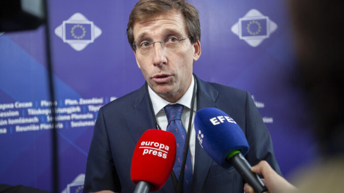 El alcalde de Madrid, José Luis Martínez-Almeida, atiende a la prensa antes de participar en el Pleno del Comité Europeo de las Regiones en Bruselas este miércoles. EFE/Pablo Garrigós
