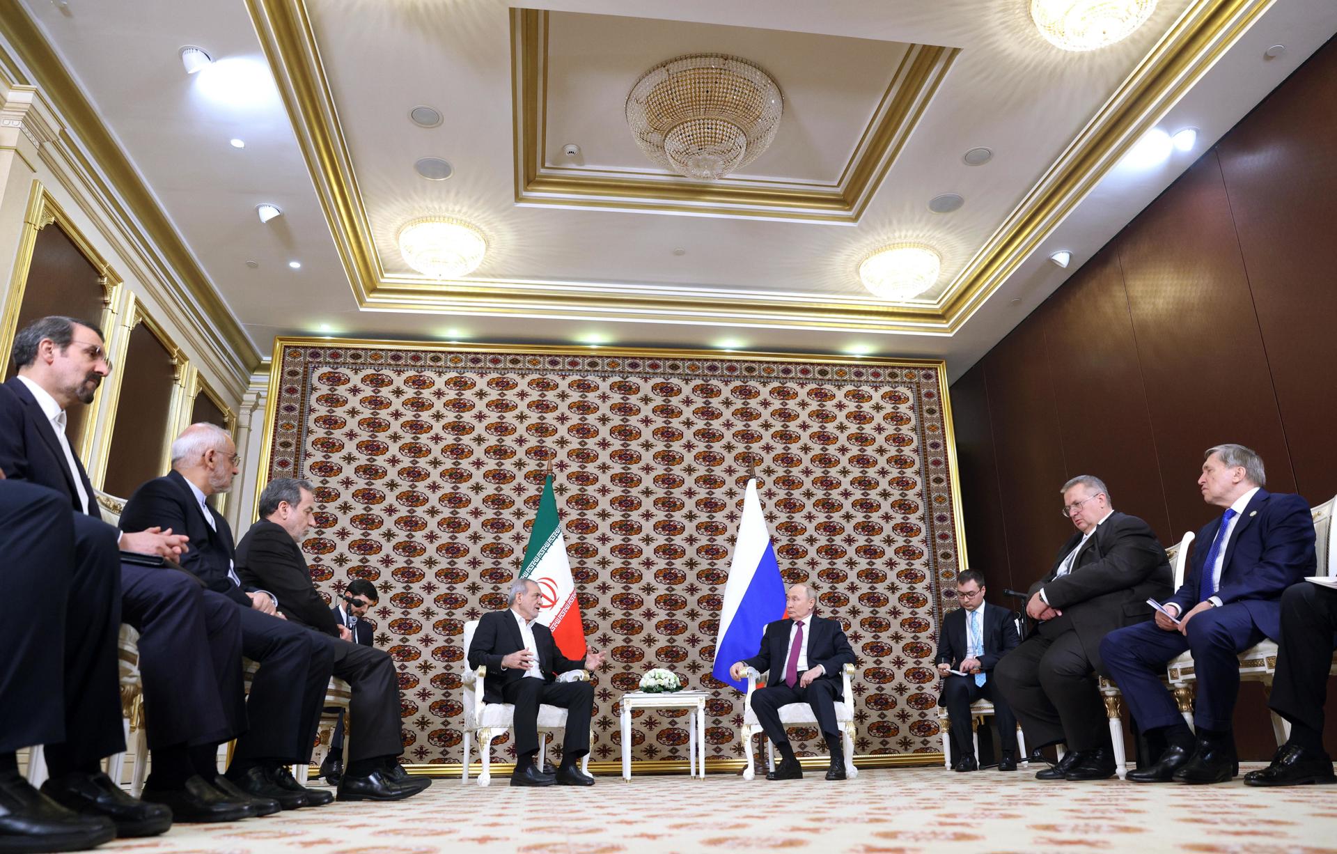 El presidente iraní, Masoud Pezeshkian (C-I), asiste a una reunión con el presidente ruso, Vladimir Putin (C-D). EFE/EPA/ALEXANDER SHCHERBAK / SPUTNIK / KREMLIN POOL CRÉDITO OBLIGATORIO
