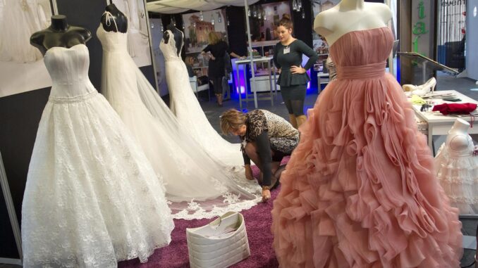 Imagen de archivo de varios trajes de novia en una feria de bodas y celebraciones nupciales. EFE/Domenech Castelló.
