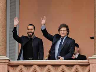 El presidente argentino, Javier Milei (d) acompañado del presidente de El Salvador Nayib Bukele, saludan a seguidores en La Casa Rosada este lunes en Buenos Aires (Argentina). EFE/ Juan Ignacio Roncoroni