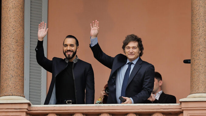 El presidente argentino, Javier Milei (d) acompañado del presidente de El Salvador Nayib Bukele, saludan a seguidores en La Casa Rosada este lunes en Buenos Aires (Argentina). EFE/ Juan Ignacio Roncoroni
