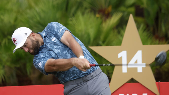 El golfista vasco Jon Rahm, ganador de dos grandes del circuito internacional y campeón de la Carrera a Dubái de 2019, lanza una bola durante el pro-am de la décima edición del Estrella Damm N.A. Andalucía Masters, del que es la principal figura y que se jugará desde este jueves y hasta el domingo en el Real Club de Golf Sotogrande, en San Roque (Cádiz). EFE/A.Carrasco Ragel.
