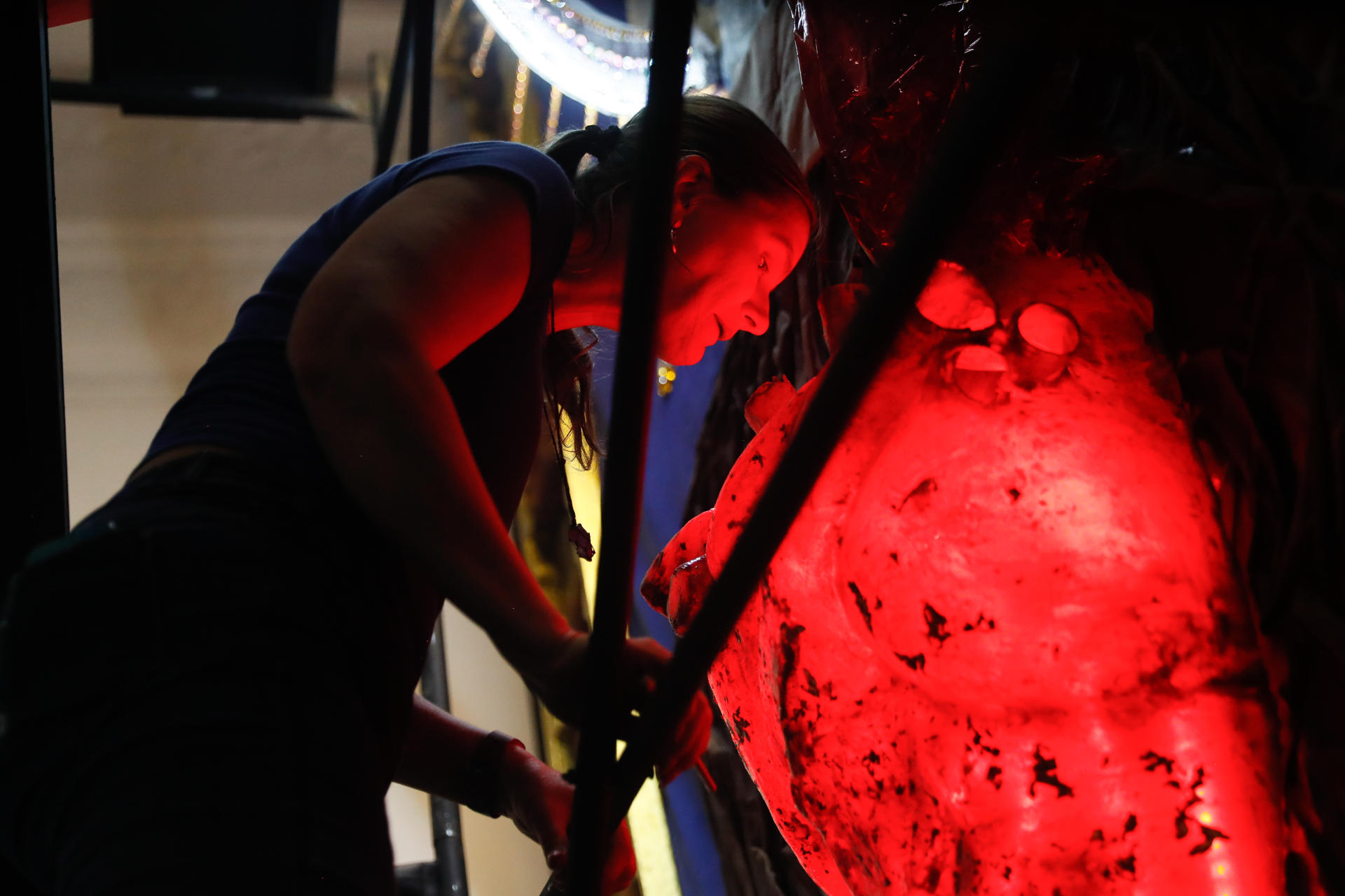 La artista creadora del tapiz sensorial de San Roque González, Liliana Sykora (d), trabaja en su instalación en el Centro Cultural de la República - El Cabildo, en Asunción (Paraguay). EFE/ Juan Pablo Pino
