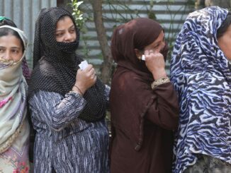 Los habitantes de Cachemira hacen fila para emitir sus votos en la segunda fase de las elecciones a la asamblea en Srinagar, la capital de verano de la Cachemira india, el 25 de septiembre de 2024. EFE/EPA/Farooq Khan