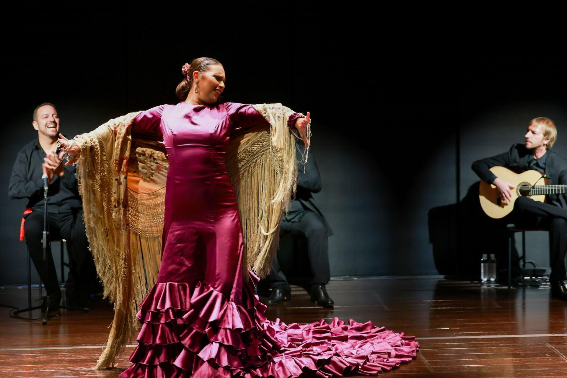 El Teatro Real comenzó este miércoles una serie de actividades culturales en la megalópolis oriental china de Shanghái con la presentación de 'Orígenes', espectáculo de flamenco de la bailaora Ángeles Gabaldón, una de las producciones de la gira mundial 'Authentic Flamenco' de la institución cultural española. El espectáculo se presentó en primicia en el Museo de Arte de Pudong (MAP), una moderna galería abierta a mediados de 2021 en pleno corazón de Shanghái, a orillas del río Huangpu -que divide a la megalópolis- y bajo el impactante 'skyline' que define a la considerada como capital económica de China.EFE/ Instituto Cervantes ***SOLO USO EDITORIAL/SOLO DISPONIBLE PARA ILUSTRAR LA NOTICIA QUE ACOMPAÑA (CRÉDITO OBLIGATORIO)***
