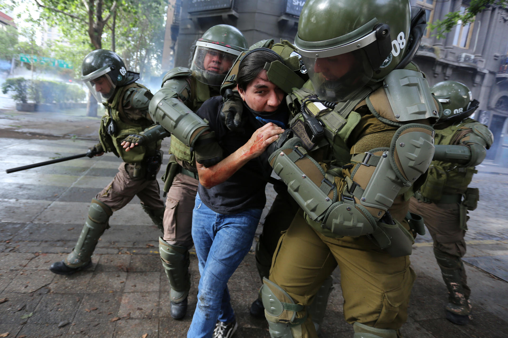 Fotografía de archivo del 4 de noviembre 2019 de Carabineros deteniendo a un manifestante durante el Estallido Social, en Santiago (Chile). EFE/ Elvis González
