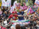 El presidente de Brasil, Luiz Inácio Lula da Silva (i), acompaña a su candidato a la Alcaldía de São Paulo, el diputado Guilherme Boulos (c), este sábado durante un recorrido por las calles de São Paulo (Brasil). EFE/ Sebastiao Moreira