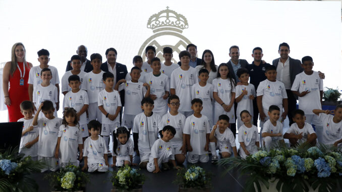 Un grupo de niños posa junto a directivos de la Fundación Real Madrid y de la empresa Gonvarri en Itagüí (Colombia). La Fundación Real Madrid, en colaboración con el grupo industrial español Gonvarri, inauguró una nueva escuela sociodeportiva para implementar por primera vez fuera de España un programa que integra al deporte con la educación vial. EFE/ Luis Eduardo Noriega Arboleda
