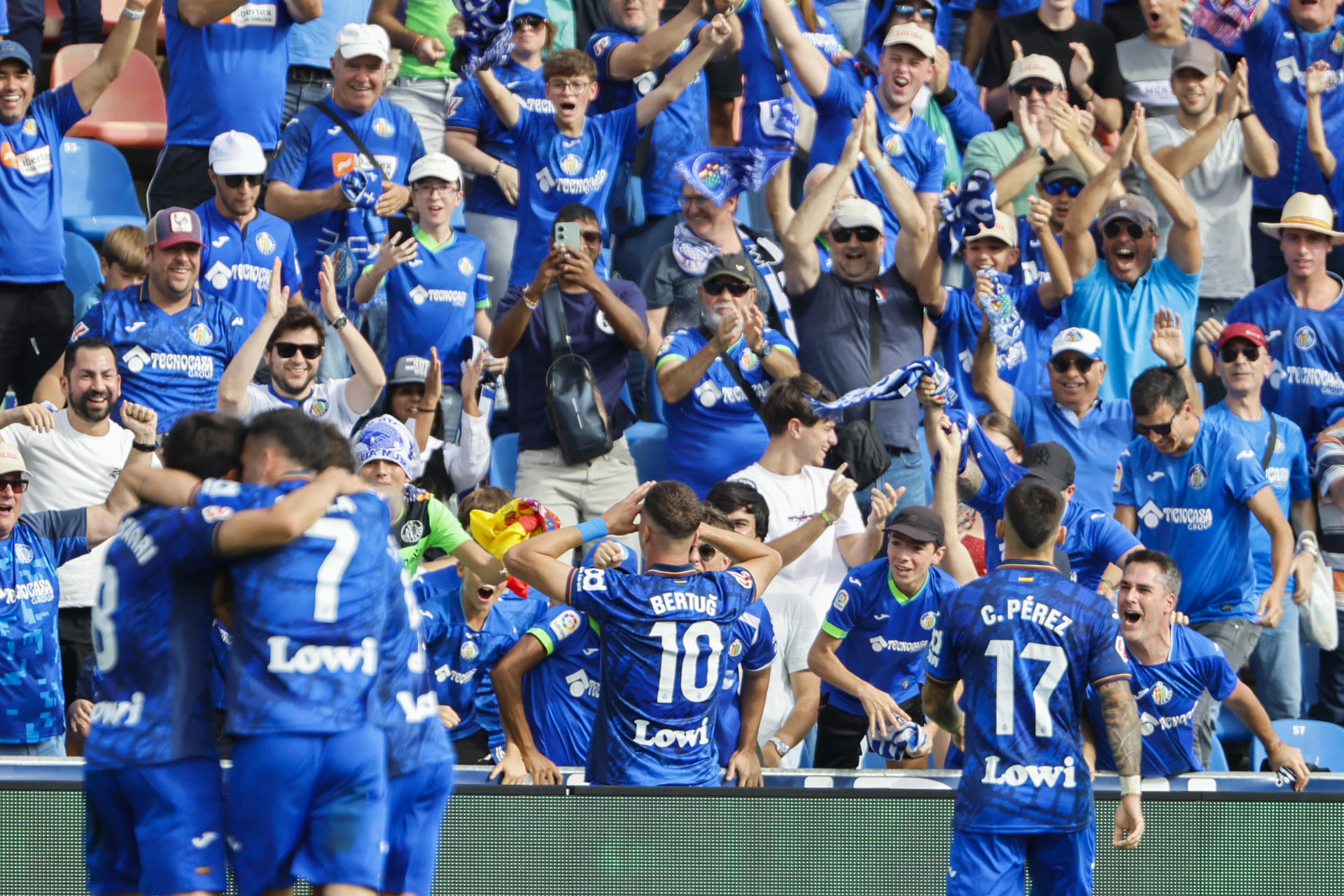 El delantero turco del Getafe Bertug Ozgur Yildirim (c) celebra con los aficionados el gol marcado ante el Osasuna durante el partido correspondiente a la novena jornada de LaLiga EA Sports disputadoen el Estadio Coliseum de Getafe. EFE/Sergio Pérez
