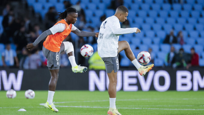 Los jugadores franceses del Real Madrid Camavinga (i) y Mbappé calientan antes del comienzo del encuentro de la décima jornada de LaLiga EA Sports disputado entre el Celta de Vigo y el Real Madrid en el estadio de Balaídos, Vigo, este sábado. EFE/ Lavandeira
