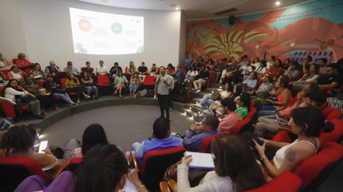 Francisco Daza, coordinador de la línea de Paz Territorial y Derechos Humanos, habla durante la presentación de un informe, este miércoles en Cali (Colombia). Después de que 2023 fuera el año más mortífero desde que se tienen datos para los defensores ambientales en Colombia, cuando fueron asesinados 81, los datos recopilados en lo que va de año indican una tendencia a la disminución, según un informe de la Fundación Paz y Reconciliación (Pares) presentado este miércoles en la COP16. EFE/ Ernesto Guzmán
