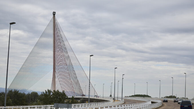 Un joven inglés de 26 años ha fallecido tras precipitarse al suelo mientras escalaba el puente de Castilla-La Mancha, en Talavera de la Reina (Toledo), cuando trataba de crear contenido para sus redes sociales. EFE/Manu Reino
