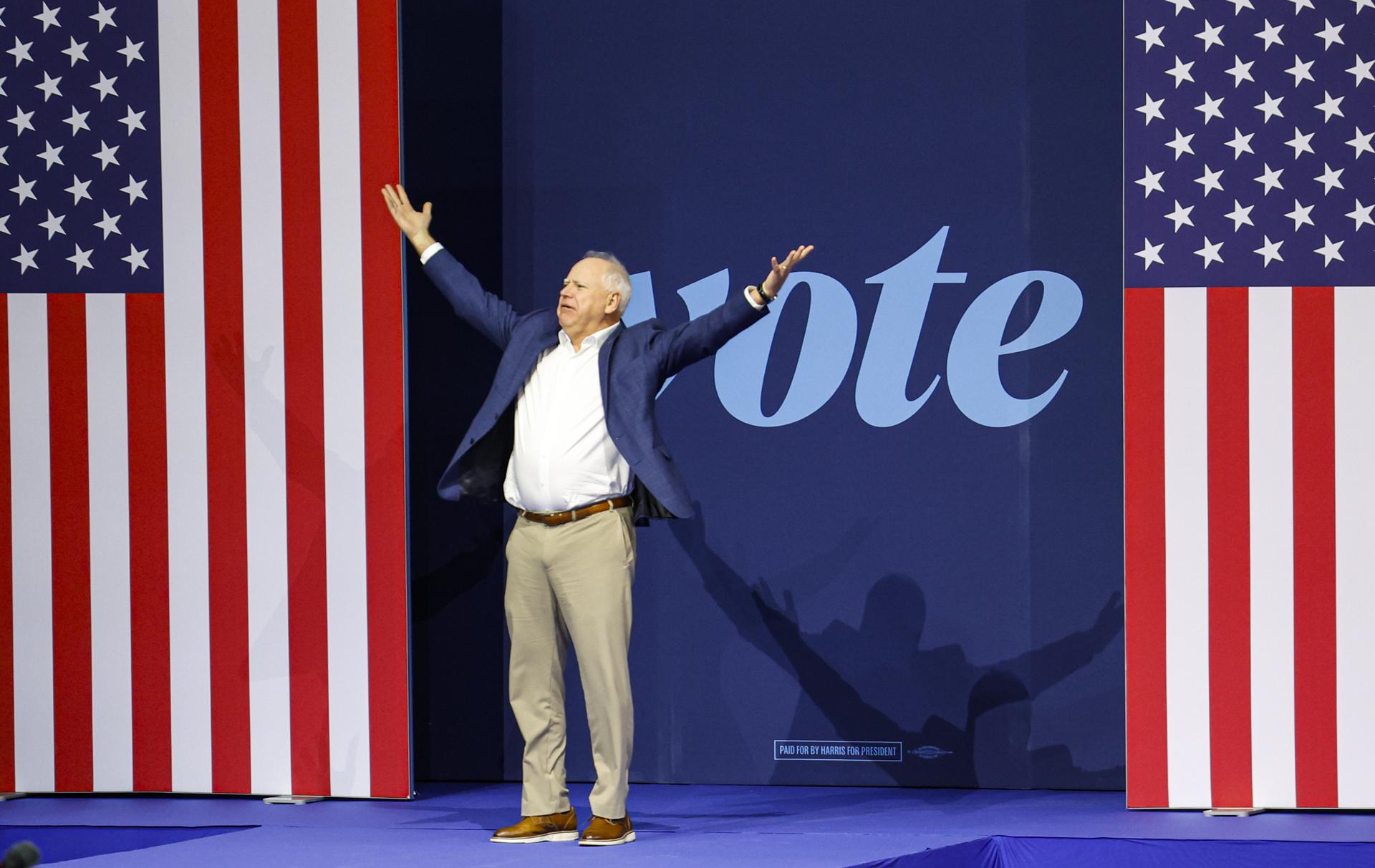 El candidato demócrata a la vicepresidencia y gobernador de Minnesota, Tim Walz, habla durante un mitin de campaña en el Veterans Memorial Coliseum en Madison, Wisconsin, EE.UU., el 22 de octubre de 2024. EFE/JEFFERY PHELPS
