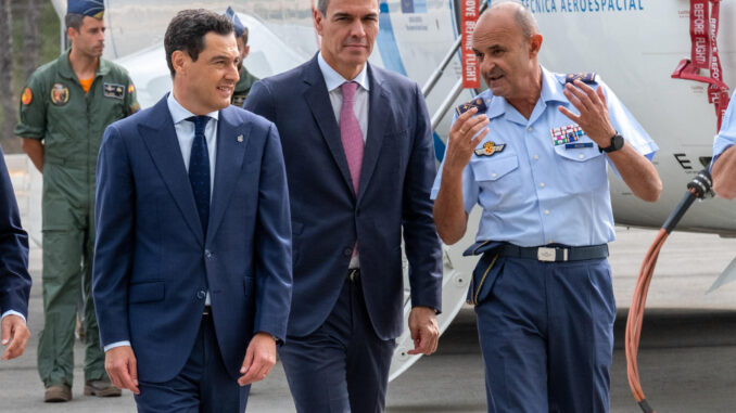 El presidente del Gobierno, Pedro Sánchez (c), junto al presidente de la Junta de Andalucía, Juanma Moreno (i), y el teniente general Julio Ayuso, director general del INTA, durante la inauguración este martes del Centro de Ensayos para Sistemas No Tripulados (CEUS), única en Europa que servirá para ensayar y certificar este tipo de aeronaves, en el Centro de Experimentación (CEDEA) del Arenosillo, en Moguer (Huelva). EFE/Julián Pérez
