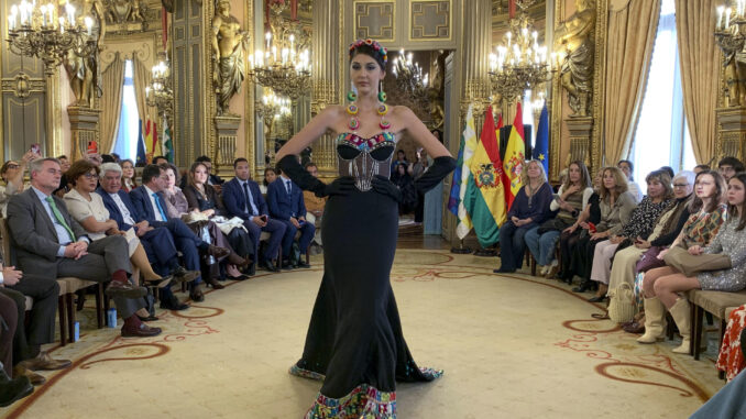 El desfile de moda Bolivian Fashion Europa - Moda de Altura llegó este martes a la Casa de América en Madrid para reivindicar la riqueza de ese país a través de una moda y un diseño de alta costura donde destaca la fusión de tradición y modernidad. EFE/Patricia Cotelo Bertaiola
