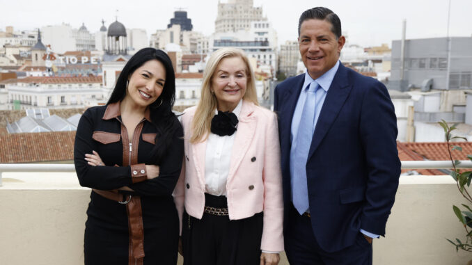 La vicepresidenta y directora gerente de CNN en Español, Cynthia Hudson (c), junto a los presentadores Alejandra Oraa (i) y Fernando del Rincón (dcha), durante la presenación de su canal de 'streaming' con programación 24 horas que se podrá ver en plataformas digitales en España. CNN en Español desembarca en España con este nuevo canal 24 horas en las plataformas Rakuten TV (ya disponible), este miércoles 16 de octubre llega a Samsung TV Plus y muy pronto estará en LG Channels, según ha confirmado la cadena. EFE/Blanca Millez
