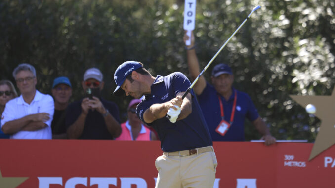 El golfista español Jorge Campillo lanza su bola en la salida del hoyo 3 este sábado, durante la tercera jornada de la décima edición del Estrella Damm N.A. Andalucía Masters en el Real Club de Golf Sotogrande, en San Roque (Cádiz). EFE/ A.Carrasco Ragel
