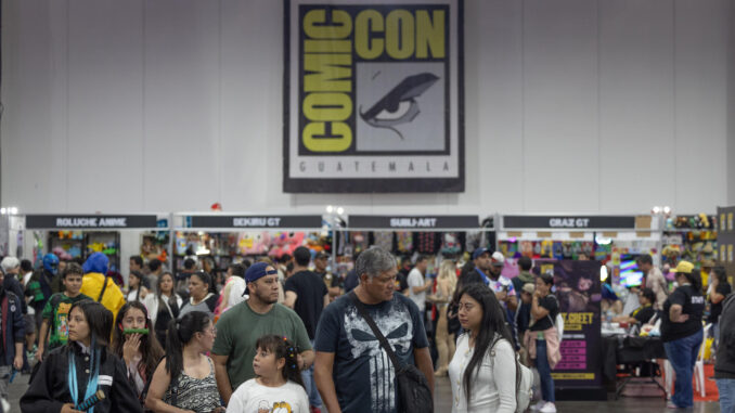 Personas asisten a la 'Comic-Con' este sábado, en Ciudad de Guatemala (Guatemala). EFE/ David Toro
