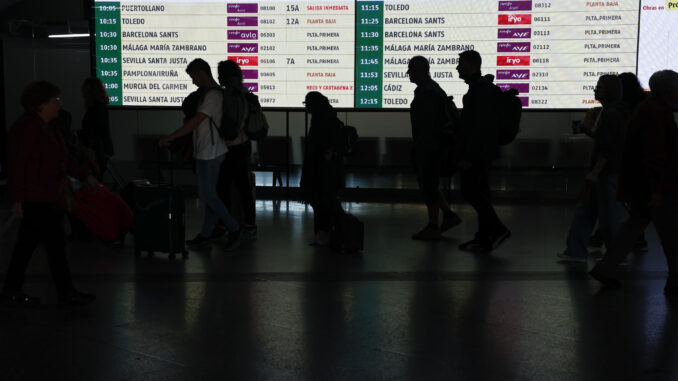 Varios viajeros hacen cola ante el acceso a uno de los andenes en la estación de Madrid-Puerta de Atocha Almudena Grandes. La suspensión del tráfico ferroviario de la línea de alta velocidad que une Madrid y Valencia ha provocado la cancelación de 60 trayectos de las tres operadoras de alta velocidad (Renfe, Iryo y Ouigo).EFE/ Sergio Pérez
