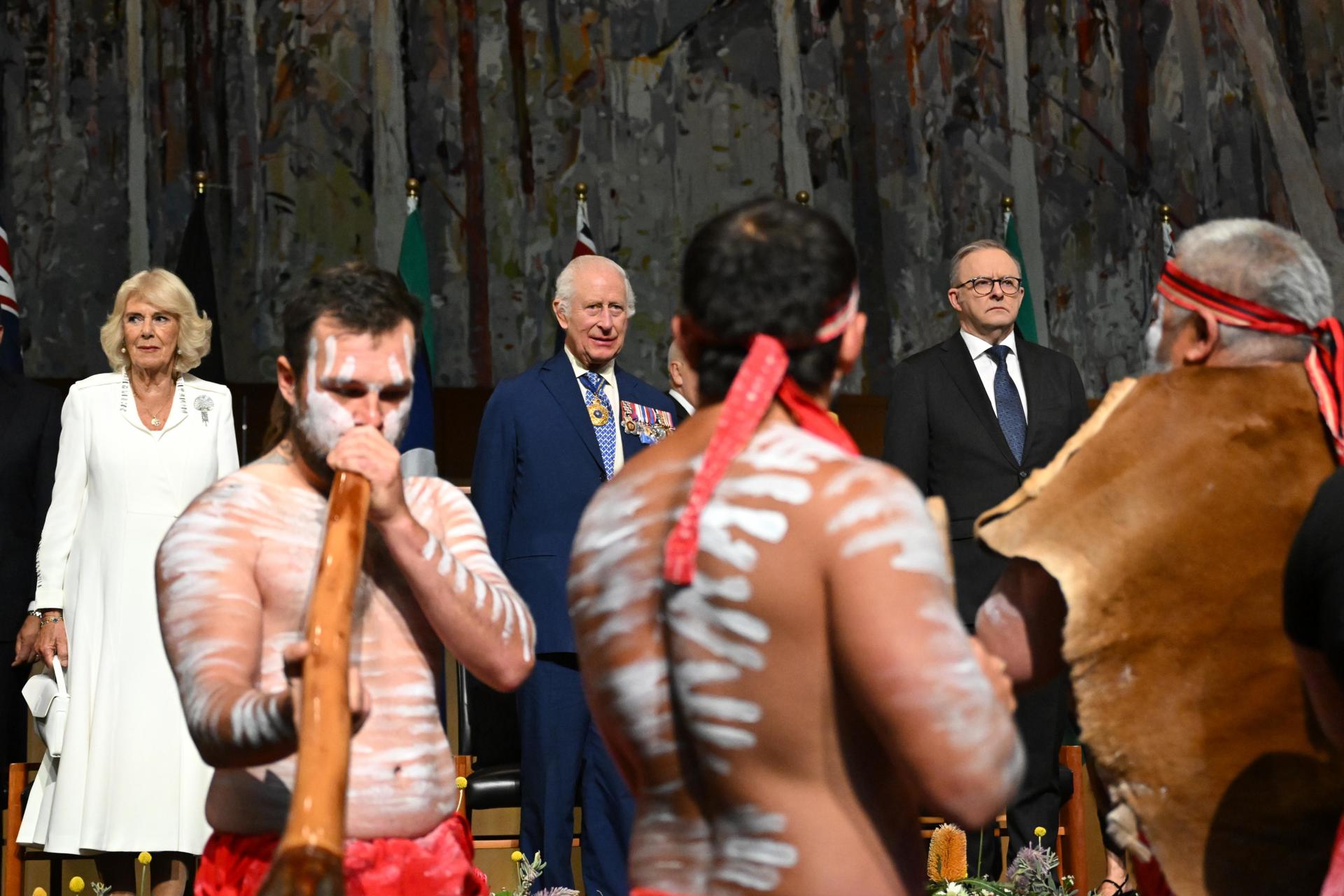 El rey Carlos III de Gran Bretaña (centro) y la reina Camila (izquierda) observan a bailarines aborígenes mientras asisten a una recepción parlamentaria organizada por el primer ministro australiano, Anthony Albanese, y su pareja, Jodie Jaydon, en la Casa del Parlamento en Canberra, Australia, el 21 de octubre de 2024. EFE/EPA/LUKAS COCH AUSTRALIA AND NEW ZEALAND OUT
