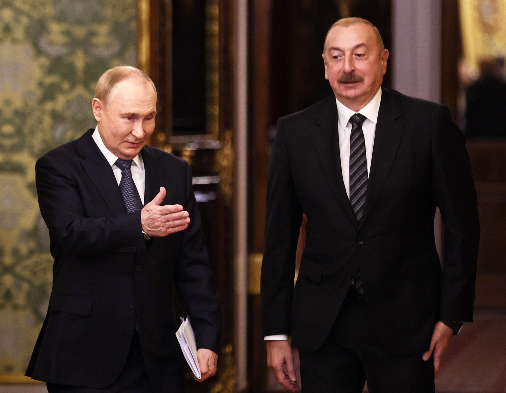 El presidente ruso, Vladimir Putin (izq.), y el presidente azerbaiyano, Ilham Aliyev (der.), entran a la reunión de jefes de Estado de la Comunidad de Estados Independientes (CEI) en el Kremlin, en Moscú, el 8 de octubre de 2024. EFE/EPA/SERGÉI ILNITSKY
