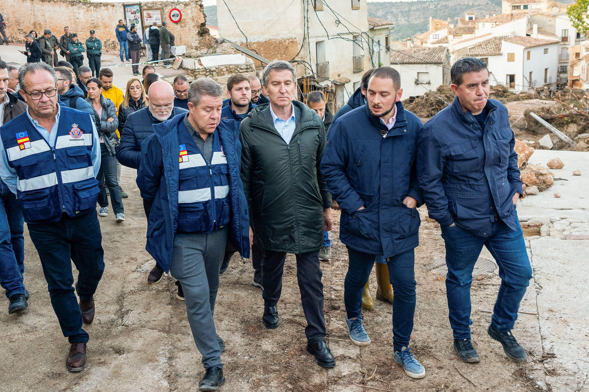 El presidente del PP, Alberto Núñez Feijóo (2i), junto al presidente de Castilla-La Mancha, Emiliano García Page (2i), visita la zona afectada por la inundaciones en Letur (Albacete). EFE/ Jesús Monroy
