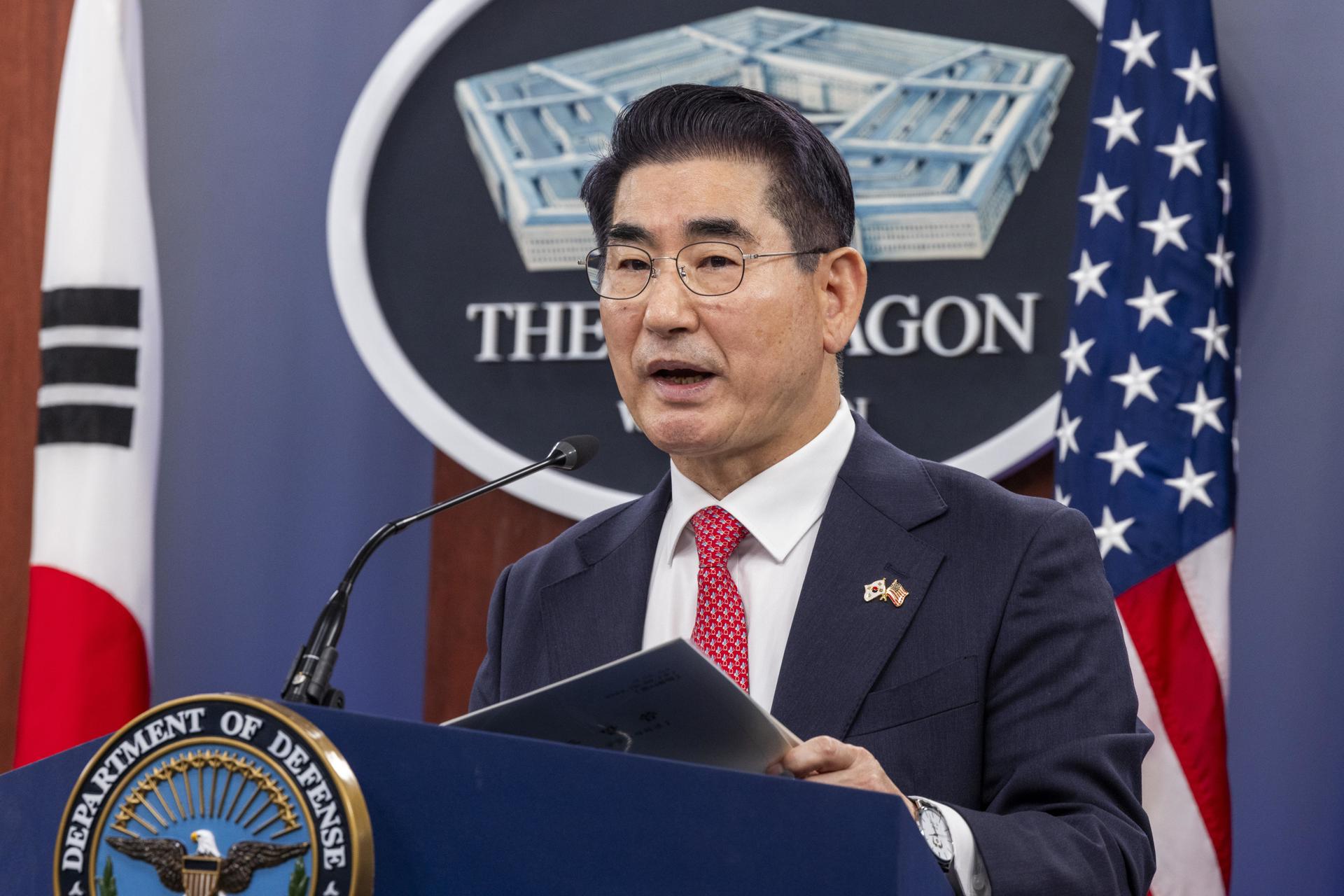 El ministro de Defensa de Corea del Sur, Kim Yong Hyun, pronuncia comentarios durante una conferencia de prensa conjunta con el secretario de Defensa de Estados Unidos, Lloyd Austin (fuera de cuadro), en el Pentágono en Arlington, Virginia, EE. UU., el 30 de octubre de 2024.EFE/EPA/Shawn Thew
