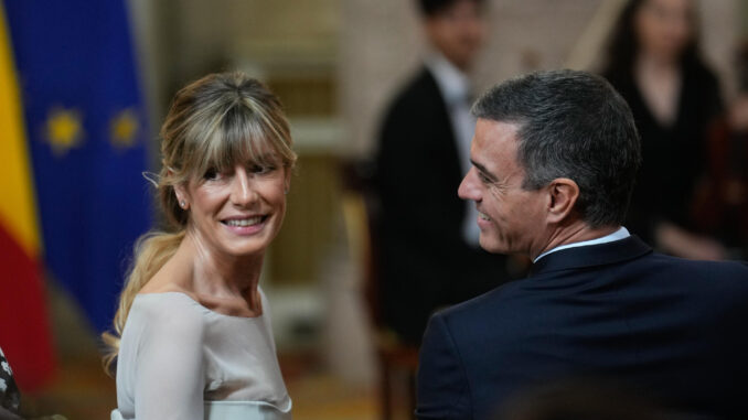 Imagen de archivo de Begoña Gómez a su llegada a la ceremonia de entrega de las condecoraciones al mérito civil en el Palacio Real en Madrid.
  EFE/Borja Sánchez-Trillo
