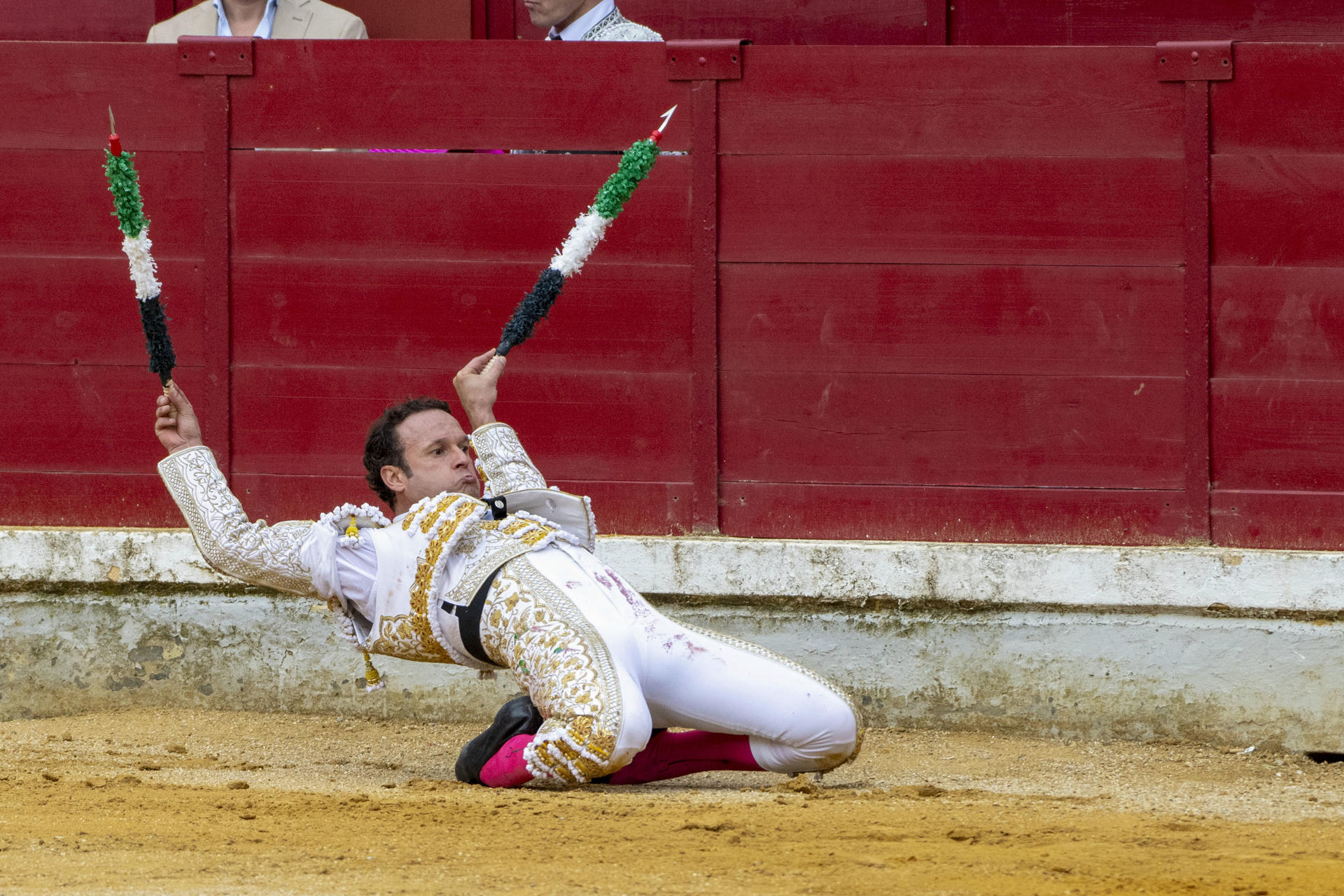 El diestro Manuel Escribano durante la faena su primer toro, este domingo en la Plaza de Toros de Jaén.- EFE/ José Manuel Pedrosa.
