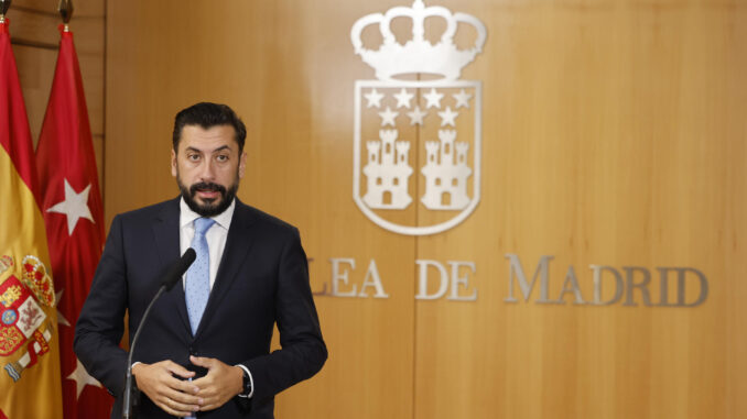 Imagen de archivo del portavoz del PP en la Asamblea de Madrid, Carlos Díaz-Pache, durante una rueda de prensa en el marco del pleno que se celebra este jueves. EFE/ Sergio Perez
