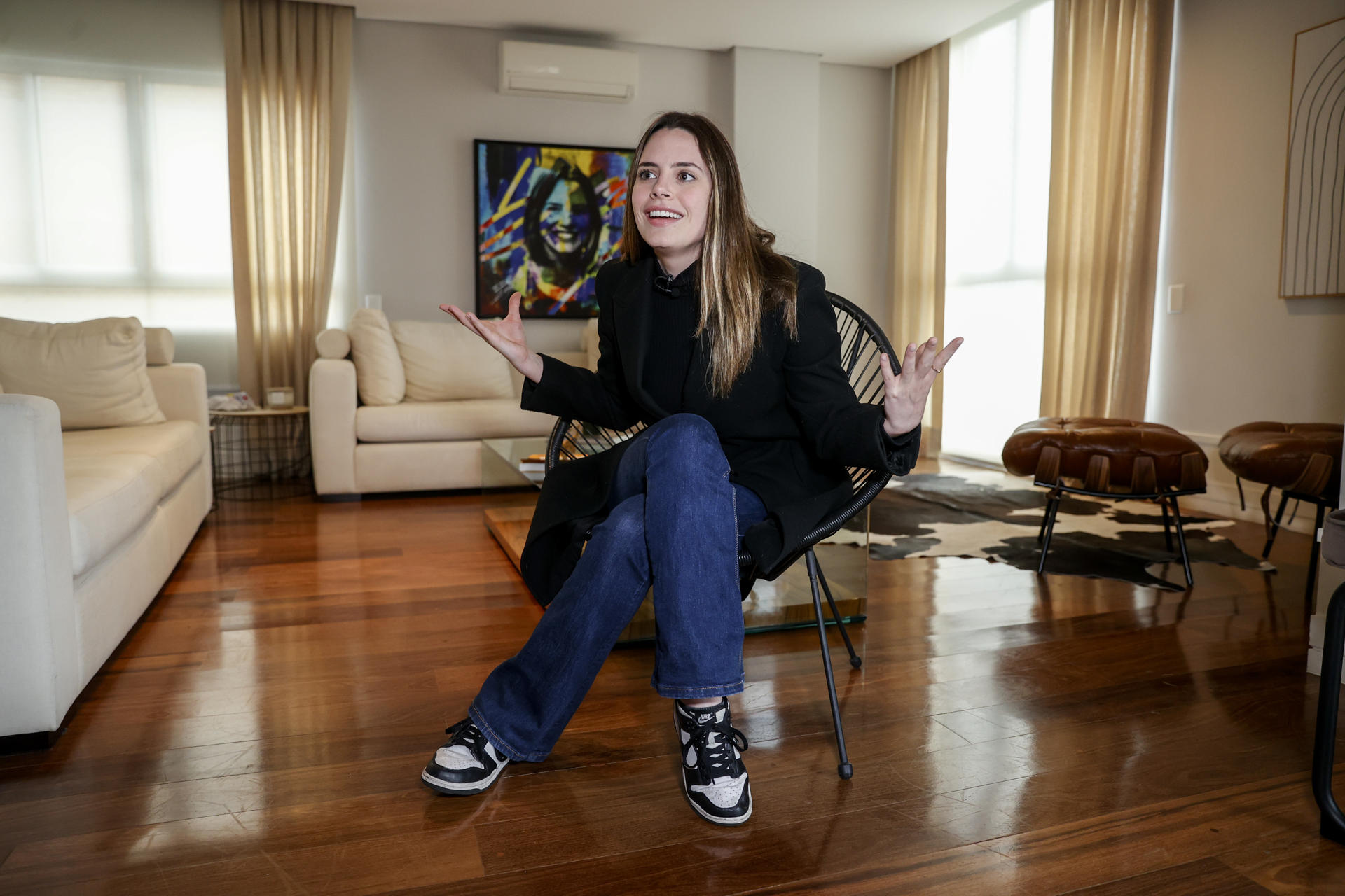 Fotografía del 11 de octubre de 2024 de la concejala cubano-brasileña Zoe Martínez (La Habana, 25 años) durante una entrevista con EFE, en su casa en la ciudad de São Paulo (Brasil). EFE/ Sebastiao Moreira
