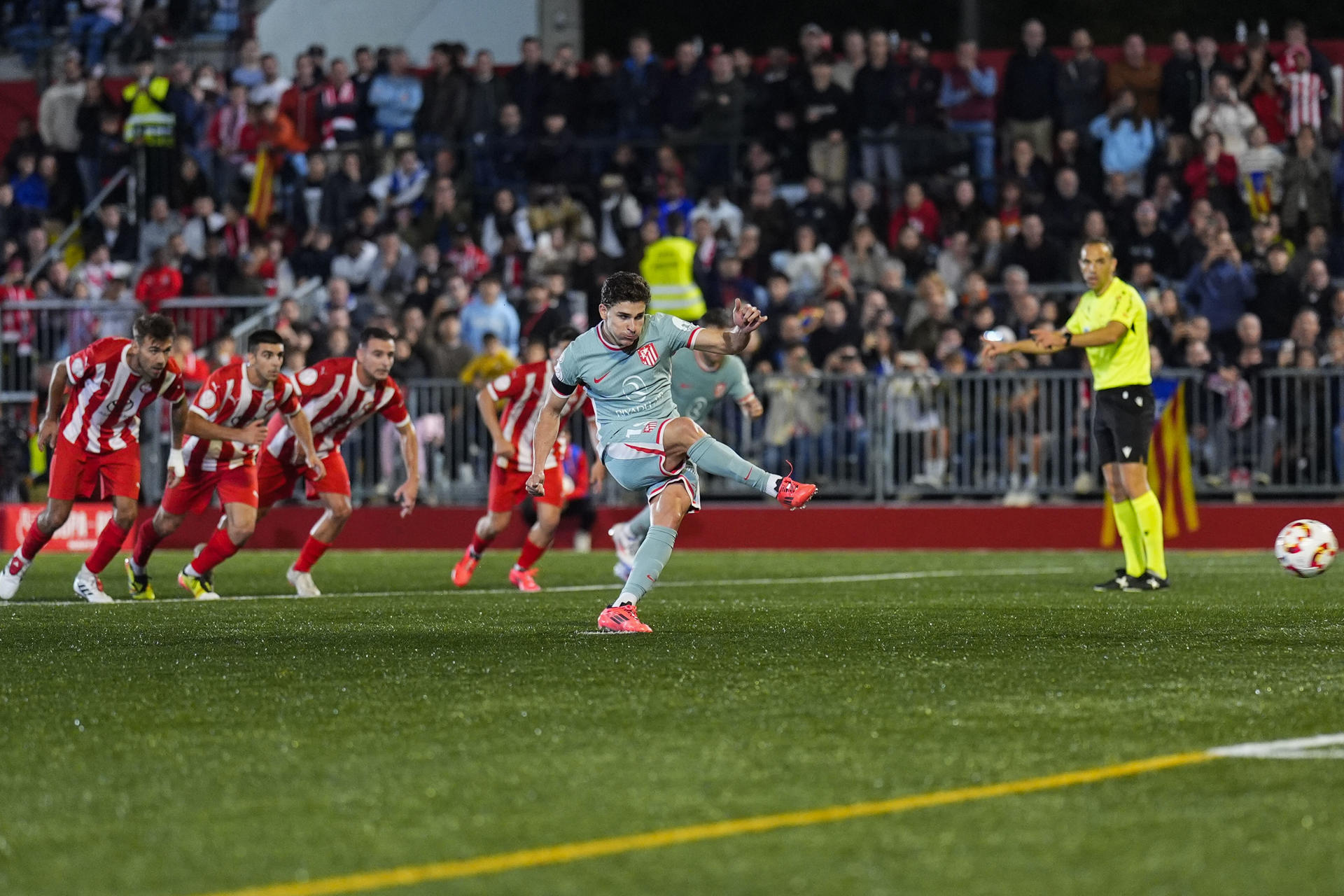 Julián Álvarez marca de penalti el primer gol ante el Vic. EFE/Siu Wu
