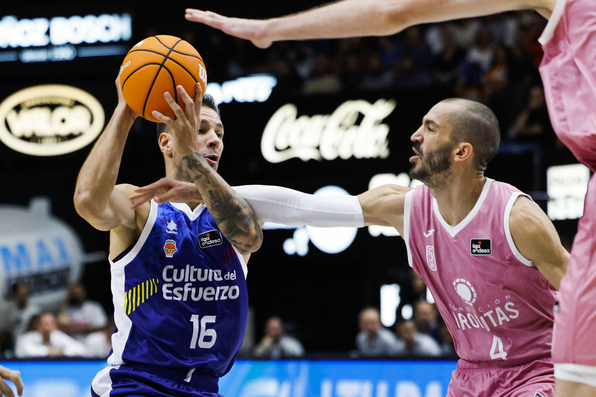 El escolta serbio del Valencia Basket Stefan Jovic (i) controla el balón junto a Pau Rivas, del Joventut durante el encuentro de Liga ACB que Valencia Basket y Joventut de Badalona disputaron en La Fuente de San Luis. EFE/Ana Escobar
