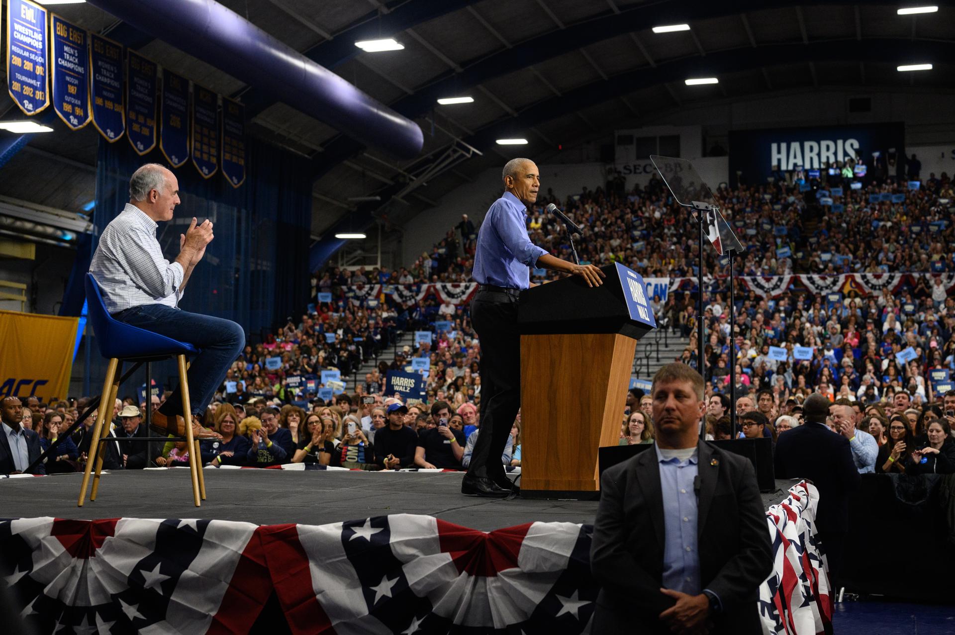 El expresidente de Estados Unidos Barack Obama habla en un evento de campaña para la vicepresidenta y candidata presidencial demócrata, Kamala Harris, mientras lo acompaña en el escenario el senador Bob Casey en el Fitzgerald Field House de la Universidad de Pittsburgh en Pittsburgh, Pensilvania, EE. UU., el 10 de octubre de 2024. EFE/EPA/Justin Merriman
