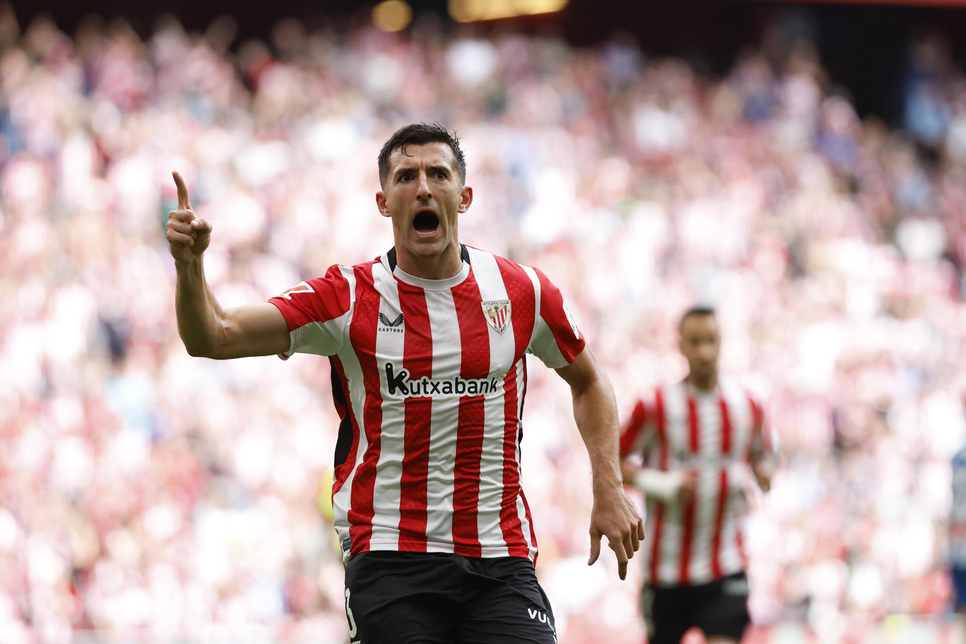 Daniel Vivian, defensa central del Athletic Club, celebra después de marcar el 1-0 durante el partido de LaLiga EA Sports entre el Athletic Club y el Espanyol, este sábado en el estadio de San Mamés en Bilbao. EFE/ Miguel Toña
