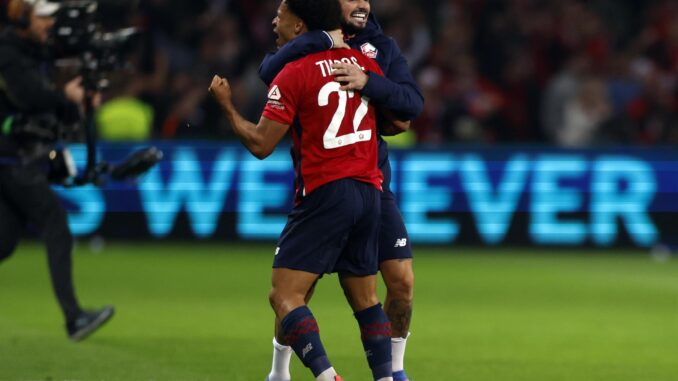 Tiago Santos (I) , del Lille, celebra el 1-0. EFE/EPA/MOHAMMED BADRA
