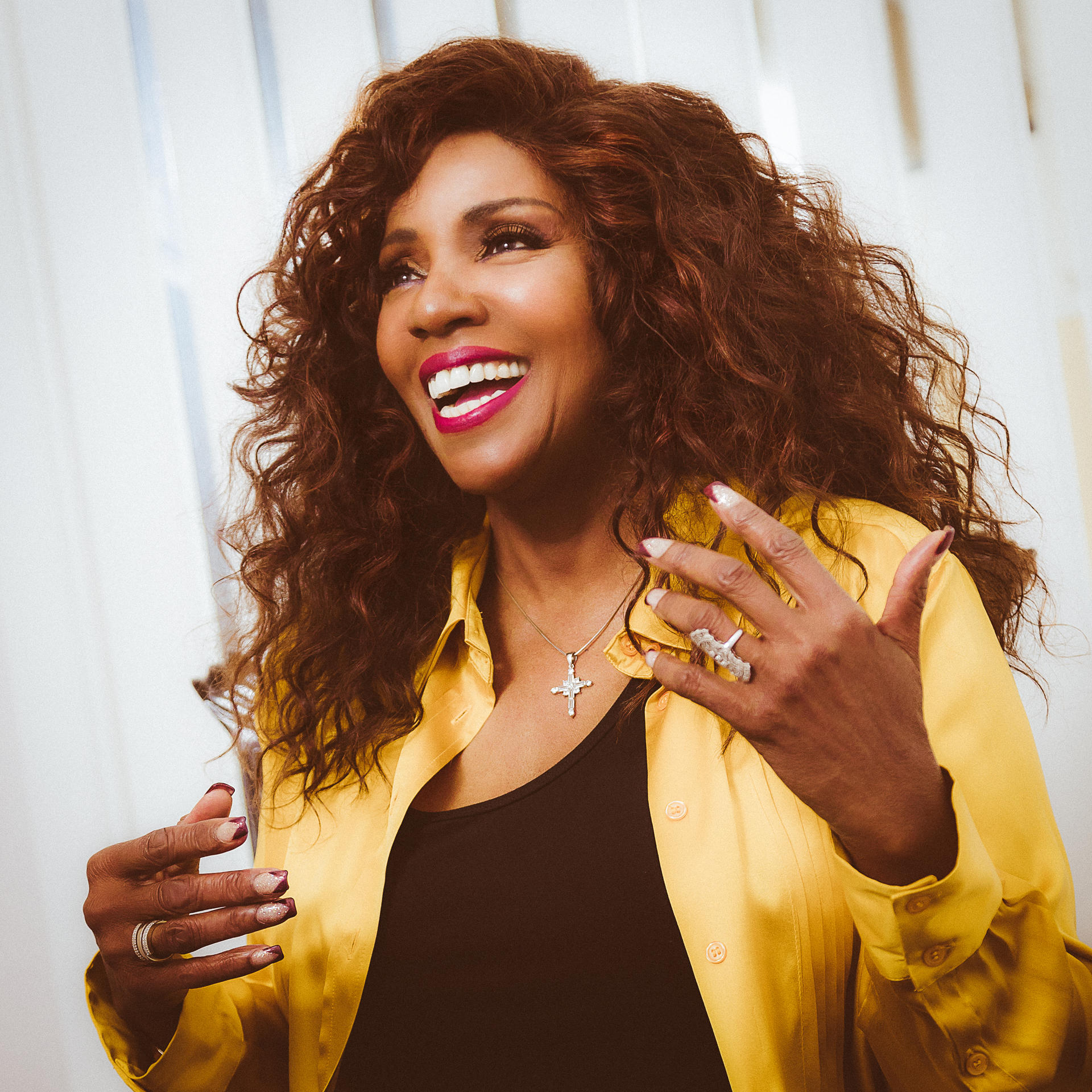 Gloria Gaynor regresa este sábado a España, "un país que le ha dado más momentos especiales que ningún otro", para estrenar una nueva canción y compartir el dulce momento que atraviesa a sus 81 años, lleno de proyectos para 2025 tras ganar un segundo Grammy con un álbum en el que nadie creía. "Me siento muy motivada. Creo que lo que me mantiene joven es que no paso mucho tiempo con gente de mi edad. Es más, creo que no tengo ni un amigo de mi edad, todos tienen como 20 años menos", reconoce entre risas la emblemática cantante de 'I Will Survive' en una entrevista con EFE.-EFE/ALEX ARROYO/ Festival de las Estrellas ***SOLO USO EDITORIAL/SOLO DISPONIBLE PARA ILUSTRAR LA NOTICIA QUE ACOMPAÑA (CRÉDITO OBLIGATORIO)***
