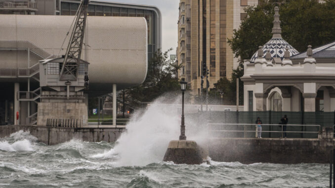 En la imagen, grandes olas chocan este miércoles en Santander. EFE/ Román G. Aguilera
