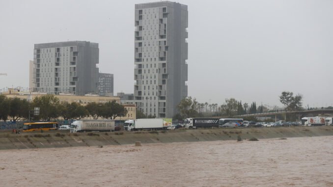 Vista general del nuevo cauce del Turia este miércoles junto a la V-30 atascada a su paso por el barrio de La Torre de Valencia, uno de los barrios periféricos de la zona sur que sufre inundaciones a causa de las fuertes lluvias de las últimas horas. EFE/Manuel Bruque
