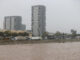 Vista general del nuevo cauce del Turia este miércoles junto a la V-30 atascada a su paso por el barrio de La Torre de Valencia, uno de los barrios periféricos de la zona sur que sufre inundaciones a causa de las fuertes lluvias de las últimas horas. EFE/Manuel Bruque