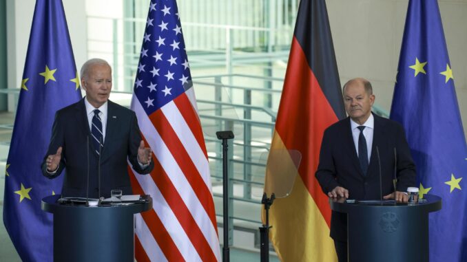 El canciller alemán, Olaf Scholz, (d) y el presidente estadounidense, Joe Biden, asisten a una conferencia de prensa conjunta en la cancillería en Berlín, Alemania, el 18 de octubre de 2024. EFE/EPA/CLEMENS BILAN
