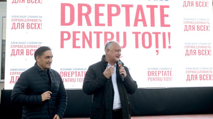 El ex fiscal general y candidato socialista a la presidencia de Moldavia, Alexandr Stoianoglo (izquierda), junto al líder de su partido, el expresidente moldavo Igor Dodon, en un acto electoral.EFE/EPA/STR
